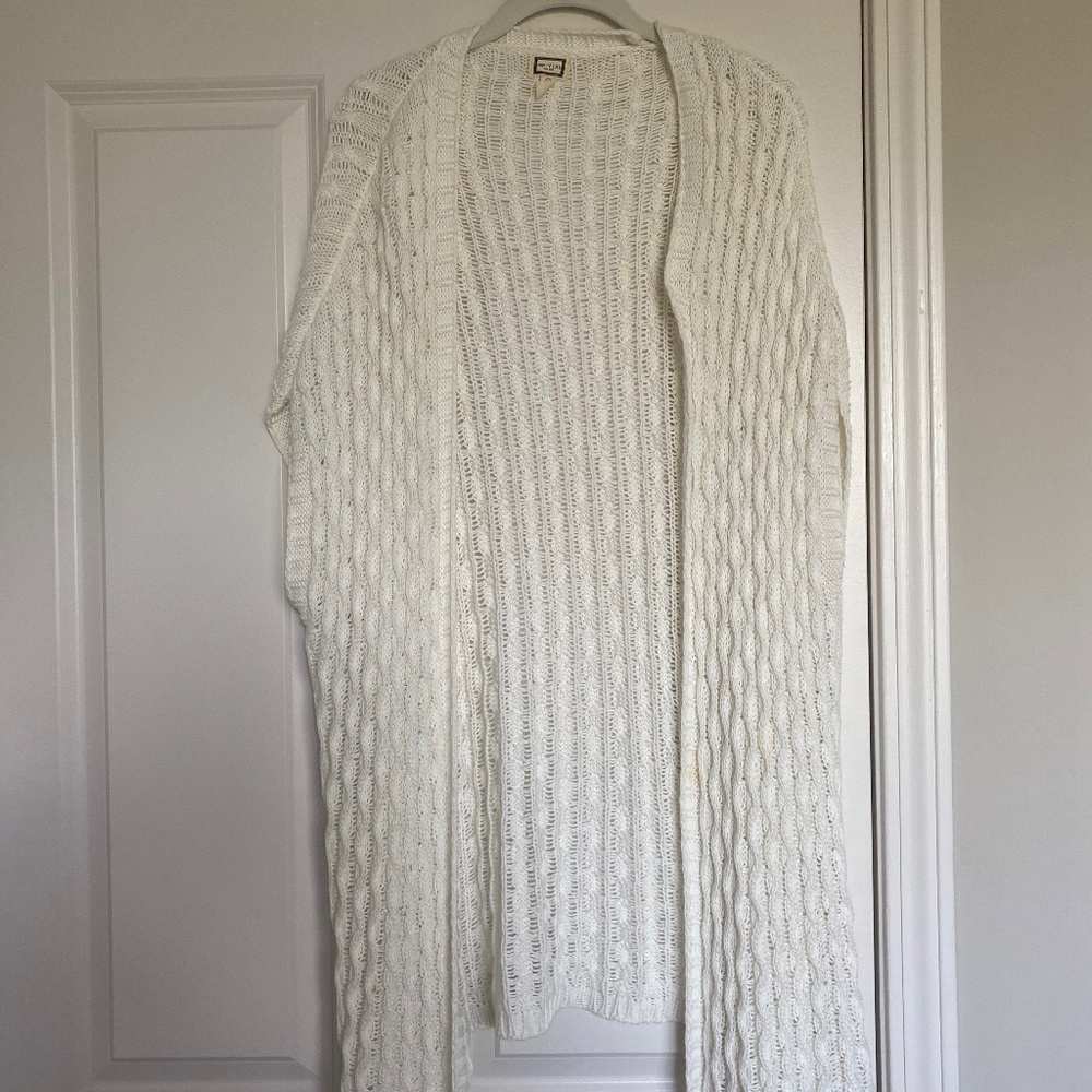 White knit sleeveless sweater